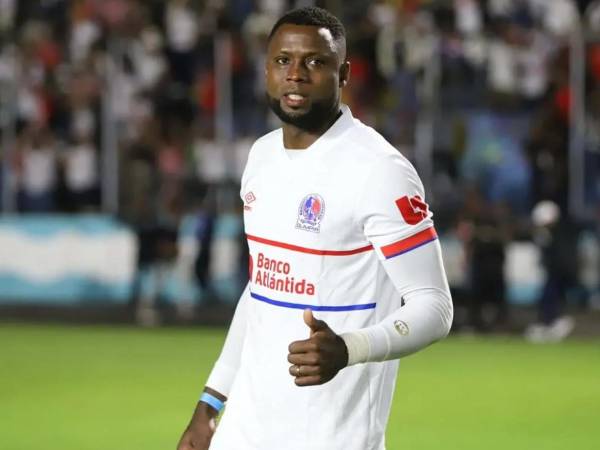Yustin Arboleda encajó una nueva copa vistiendo la camisa del Olimpia.