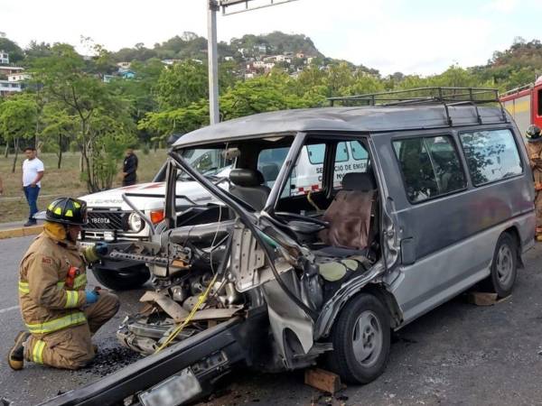 Fuerte impacto entre un autobús escolar y un vehículo particular deja dos personas heridas.