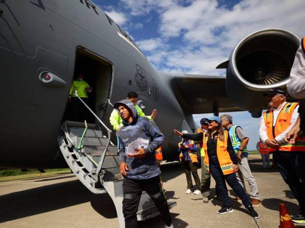 Así fueron descendiendo uno a uno los migrantes hondureños a su arribo en el Aeropuerto Ramón Villeda Morales.