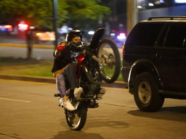 Según los vecinos, este tipo de acciones ocurre con frecuencia y, pese a que ya se han registrado accidentes, la situación continúa.