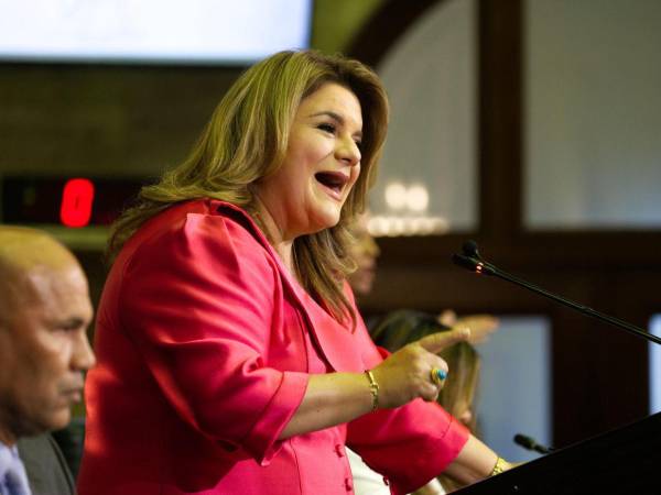 Jenniffer González, gobernadora de Puerto Rico, informó que el dinero abarcará 176 proyectos en la isla.