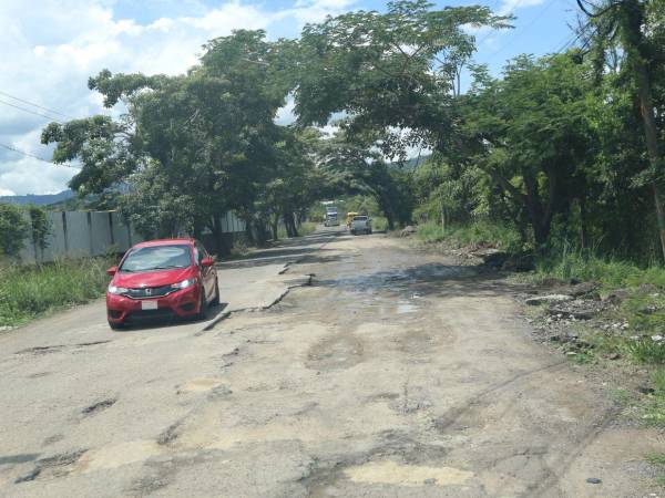 Vecinos de Mateo retiraron el material que obstaculizaba la vía tras el abandono de la obra por la SIT y exigen pronta reconstrucción de la calle.