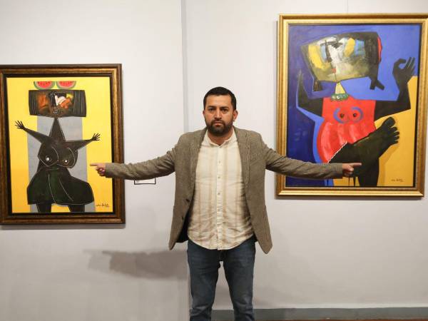 Durante la inauguración de la muestra, el artista ofreció un recorrido guiado al público y conversó acerca del concepto de sus series.
