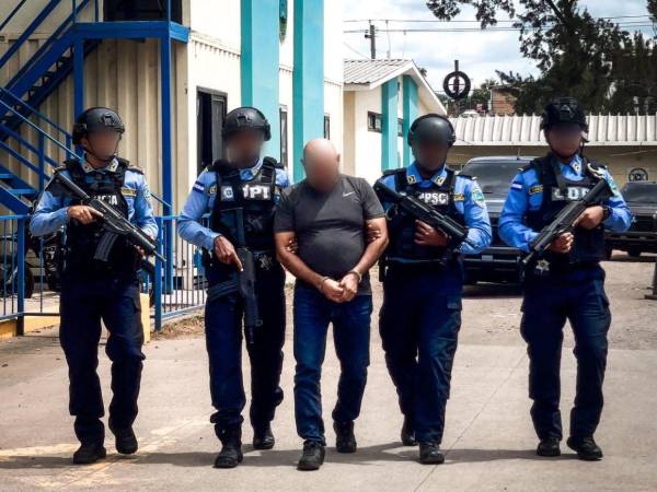 El hombre es acusado por la muerte del presunto amante de su esposa.
