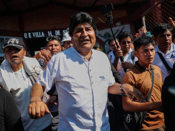 El expresidente de Bolivia, Evo Morales, sale luego de votar este domingo en la Escuela Villa 14, municipio de Villa Tunar.