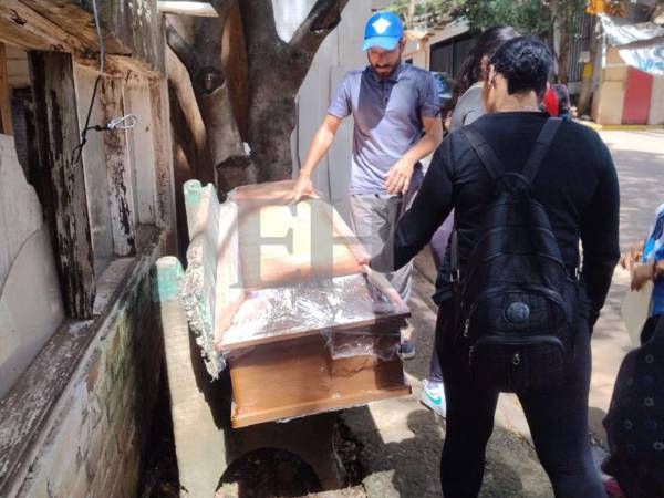 Familiares llegaron a la morgue del Ministerio Público la mañana de este sábado 25 de octubre para retirar los cuerpos de uno de los fallecidos en este hecho.