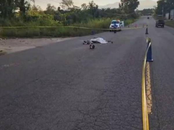 Los cuerpos de los dos fallecidos quedaron tendidos sobre el pavimento.