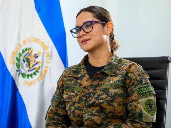 La ministra de Educación de El Salvador, Karla Trigueros, afirmó este martes que las autoridades hondureñas no le permitieron realizar la entrega de paquetes escolares para niños salvadoreños que viven en Nahuaterique, en La Paz. ¿Quién es ella? Aquí los detalles.