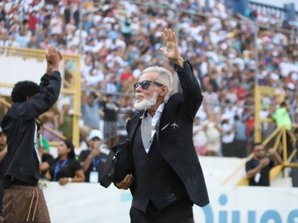 Con un elegante traje negro y gafas oscuras, El Loco de la Selva se robó el show a su ingreso al Estadio Morazán de San Pedro Sula, para disputar junto a su Selección de Tiktokers de Honduras, el partido de vuelta contra El Salvador.