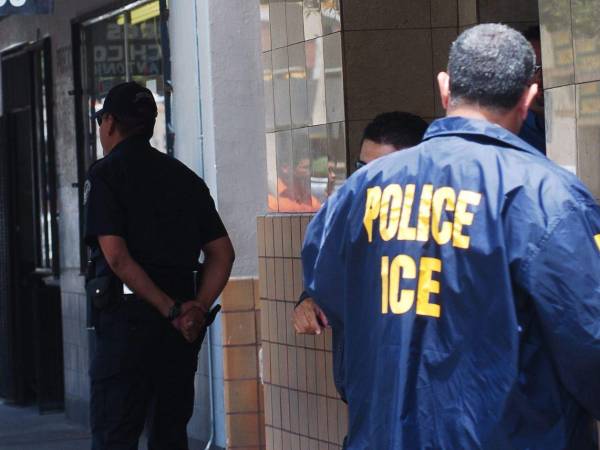 Fotografía de archivo de un grupo de agentes del Servicio de Inmigración y Control de Aduanas (ICE) de EE UU, durante un operativo contra inmigrantes indocumentados, en El Paso, Texas.