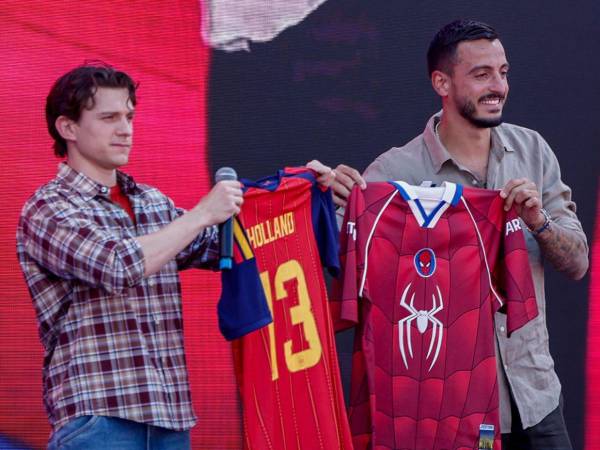 El actor británico Tom Holland posa con una camiseta de la selección española de fútbol junto al futbolista Joselu este lunes en Madrid.