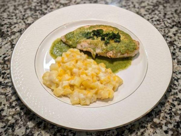 Sin ingredientes exóticos y con la sazón de la cocina catracha, la receta de pollo en salsa de cilantro o culantro con papas gratinadas es ideal para un almuerzo rápido y sencillo.