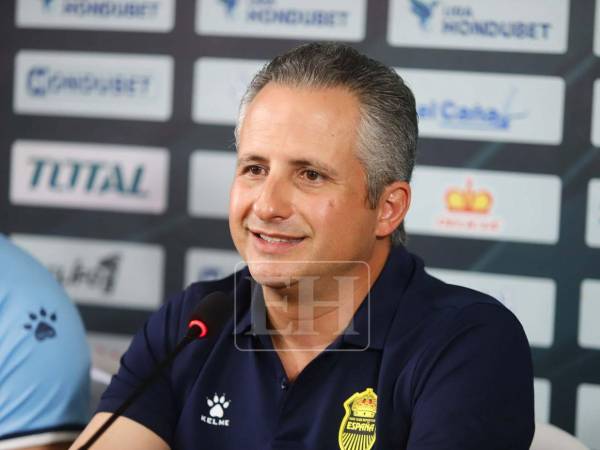 Elías Burbara durante la conferencia de prensa.