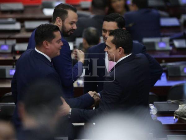 Tomás Zambrano junto a sus compañeros de bancada previo a la elección de la Junta Directiva.