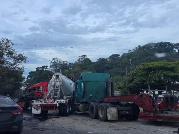 Los conductores de las rastras no lograron evitar la brutal colisión entre los dos vehículos pesados.