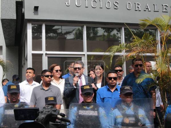El expresidente Hernández llegó con su familia a la Corte Suprema de Justicia.