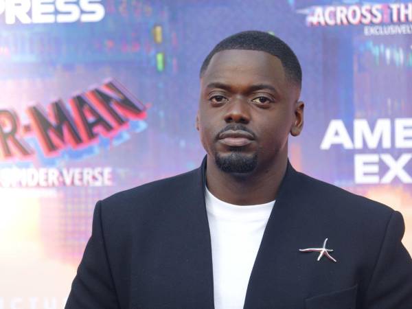 Daniel Kaluuya prestó su voz en la segunda película de la franquicia, iniciada con Spider-Verse: Into the Spider-Verse, en (2018).