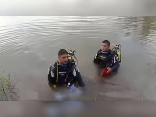 Los bomberos realizaron el rescate del menor.