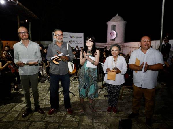 Los miembros del jurado del IX Premio Nacional de Poesía Los Confines: Carlos Ordóñez, Javier Payeras y Marisa Martínez Pérsico, junto a la ministra de la Secapph, Anarella Vélez, y el director del festival Salvador Madrid.