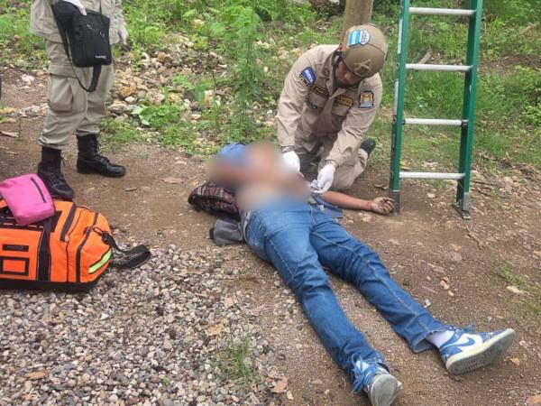 Un elemento del Cuerpo de Bomberos de Honduras toma los signos vitales, comprobando que ya estaba sin vida.