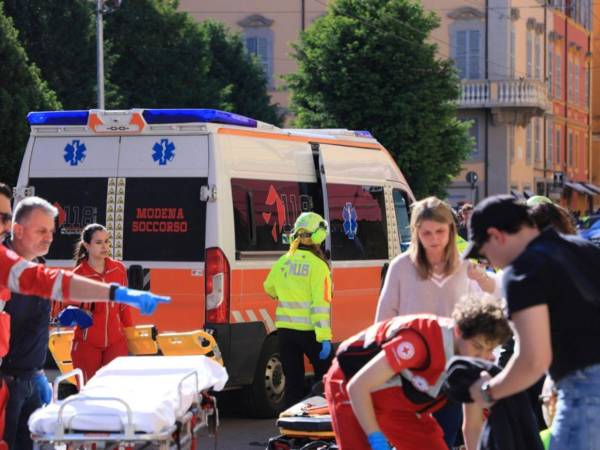 Agentes de seguridad y equipos de emergencia trabajan en el centro de Módena, Italia, tras un atropello múltiple que dejó ocho personas heridas, cuatro de ellas en estado grave, según autoridades locales.