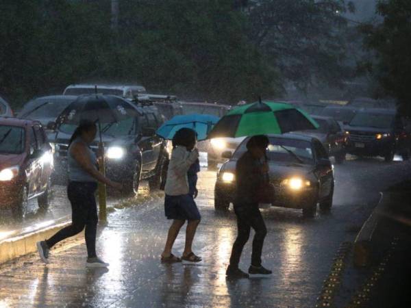 Los chubascos y lluvias se mantendrán durante el día y en horas de la noche, acompañados de ráfagas de viento frío.