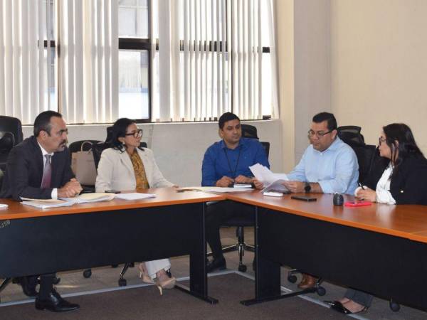 El director ejecutivo del IHSS Víctor Martínez y la directora de la OBAI Elizabeth Rodríguez firmaron la documentación para hacer efectiva la transferencia del dinero.