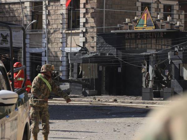 Los equipos de emergencia continúan buscando sobrevivientes entre los escombros de un cuartel militar en Viacha, Bolivia, donde dos explosiones dejaron seis personas muertas y al menos 84 heridas.