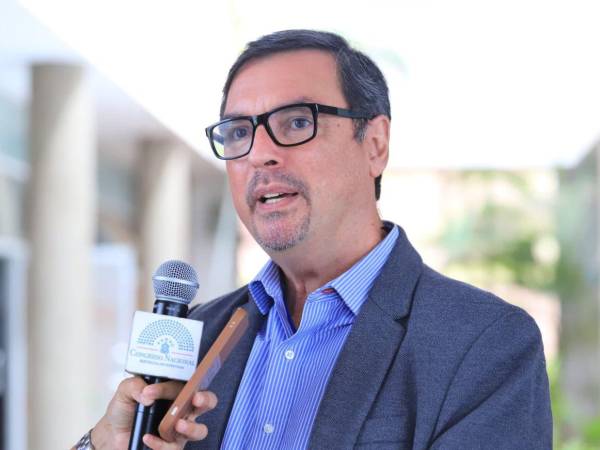 Mario Urquía es militante del Partido Libre y fue designado como nuevo titular del Fonac.