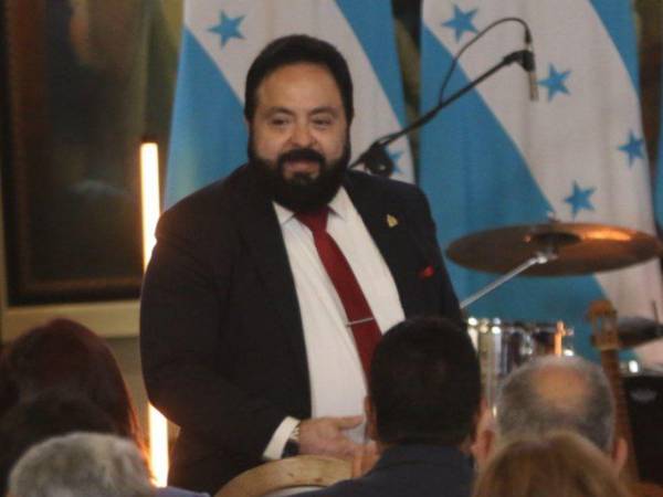 Luis Redondo no aceptó la dimisión de Ana Paola Hall al considerarla ilegal y en lugar de ello, ordenó a la fiscalía investigar a líderes del Partido Liberal que presuntamente la habrían coaccionado.