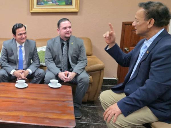 Un grupo de diputados del departamento de Santa Bárbara, entre ellos Mario Pérez, se reunió con el ministro-director del Instituto Nacional Agrario (INA) donde abordaron diversos temas.