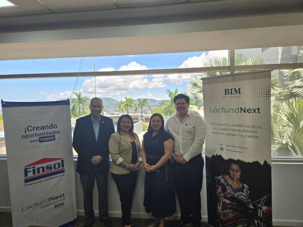 Firma de la alianza entre representantes de Finsol y Locfund Next para apoyar a pymes y emprendedores.