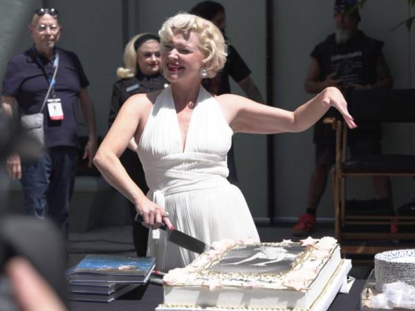 Nacida en Los Ángeles en 1926 bajo el nombre de Norma Jeane Mortenson, Monroe trascendió su época para convertirse en un icono indiscutible del cine y en una de las figuras más reconocibles del siglo XX.