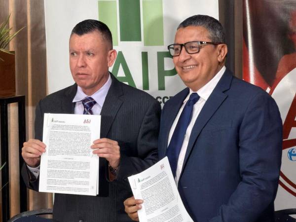 Hermes Moncada, comisionado presidente del Instituto de Acceso a la Información Pública (IAIP), y Carlos Hernández, director ejecutivo de la Asociación para una Sociedad más Justa (ASJ). firmaron el convenio.