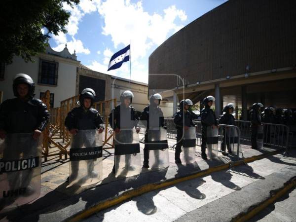 La seguridad alrededor del Congreso Nacional de Honduras se intensificó este lunes en preparación para la sesión solemne de toma de posesión de Nasry Asfura, que se llevará a cabo mañana martes a las 8:40 am. Estas son las imágenes.
