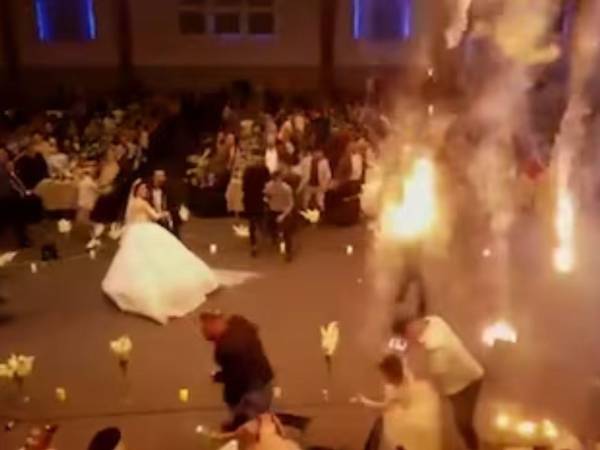 El incendio causó daños materiales y varios objetos que se encontraban dentro del edificio quedaron completamente calcinados.