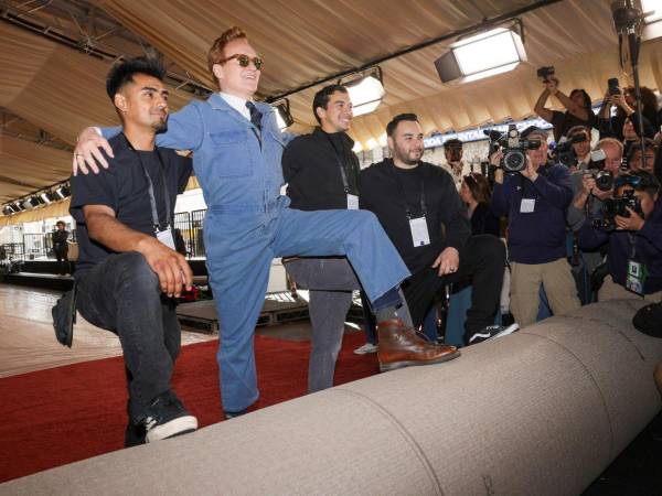 El comediante estadounidense Conan O'Brien ayudó a extender el tapiz que cubrirá por unos días parte del Paseo de la Fama para dar paso a los protagonistas del cine de este año.