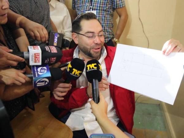 Jorge Cálix llegará por la tarde para poder ejercer su voto.