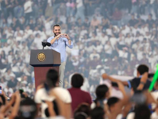 El mandatario salvadoreño habló ante unos 30.000 jóvenes estudiantes del sector público.