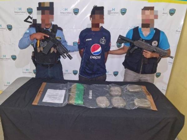 Durante el operativo, los agentes decomisaron cinco envoltorios plásticos transparentes con hierba seca con<a rel=noopener noreferrer href=https://www.elheraldo.hn/sucesos/cae-el-psicopata-supuesto-cabecilla-de-la-18-en-la-colonia-calpules-NL28985668 target=_blank> </a>presunta marihuana.