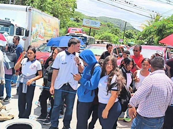 Protestas estudiantiles y de padres se extienden tras despidos de empleados y reclamos por falta de seguridad en centros educativos como el Instituto Técnico Río Abajo.