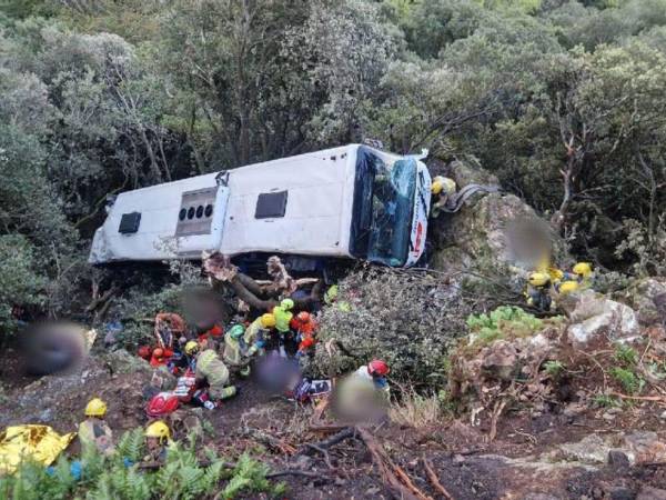 Los equipos de emergencia trabajan en una zona de difícil acceso para descartar que haya más afectados