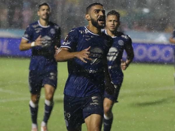 El brasileño John Kleber celebra el segundo gol ante Olimpia en su primer clásico capitalino con Motagua.