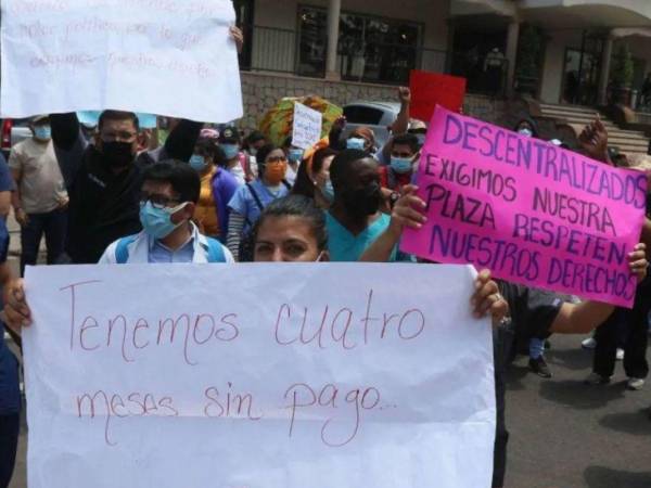 Los médicos que laboran en instituciones descentralizadas han salido a las calles a protestar ante la falta de pago por parte del Estado.