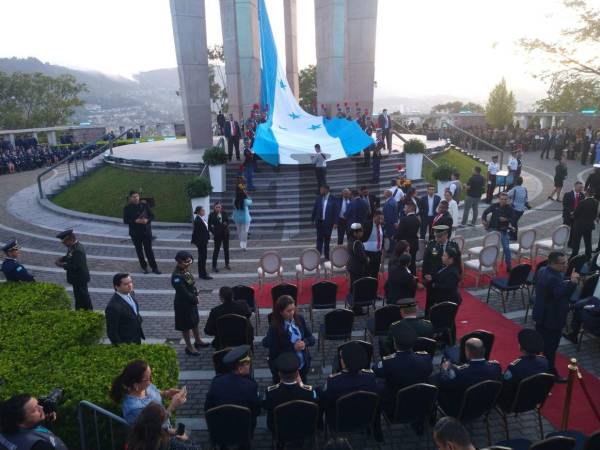 A primera hora de este 1 de septiembre, se izó la Bandera de Honduras, marcando el inicio del mes patrio.