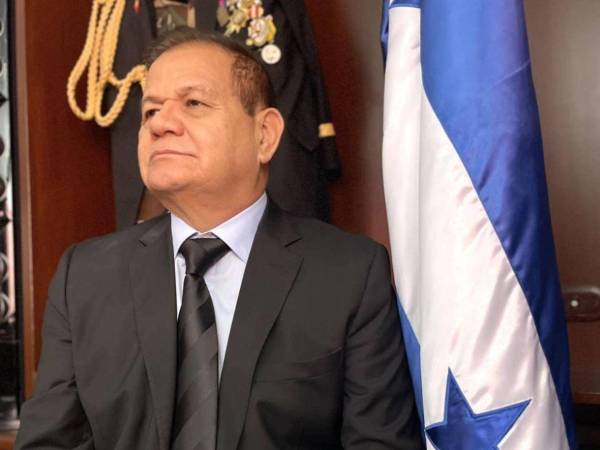 Romeo Vásquez Velásquez, prófugo desde marzo, reapareció en video advirtiendo contra la marcha convocada en San Pedro Sula.