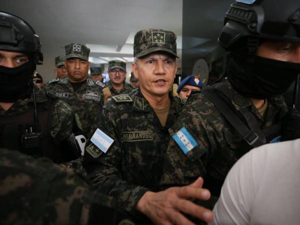El jefe de las Fuerzas Armadas (FF AA), Roosevelt Hernández, ordenó a los militares no interponerse a acciones de vandalismo o sabotaje.