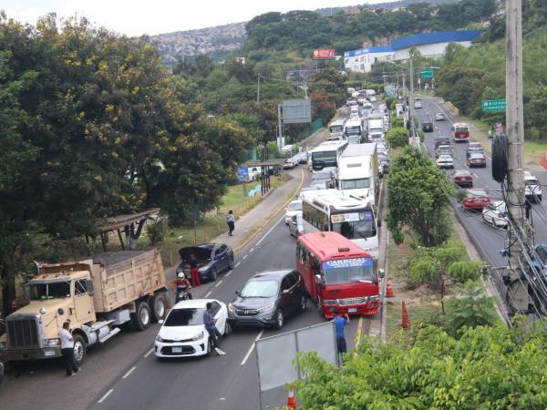 Aun con el teletrabajo aplicado al 70% de los empleados públicos, Tegucigalpa sigue enfrentando fuertes congestionamientos en sus principales vías de acceso.