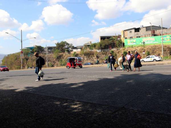 Estudiantes y peatones cruzan diariamente zonas peligrosas del anillo periférico; vecinos piden al alcalde priorizar la construcción de puentes peatonales.