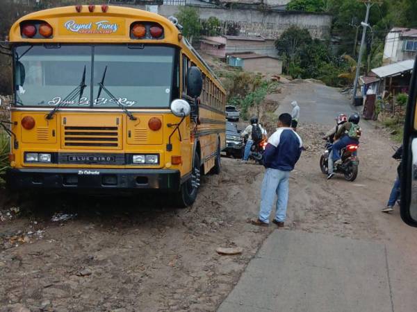 Tras medio año del colapso de la caja puente que conecta con la Reynel Fúnez y otras colonias vecinas, residentes aseguran que solo existe un paso provisional.